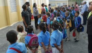 BANÍ: Salud interviene 36 escuelas para controlar el contagio de piojos