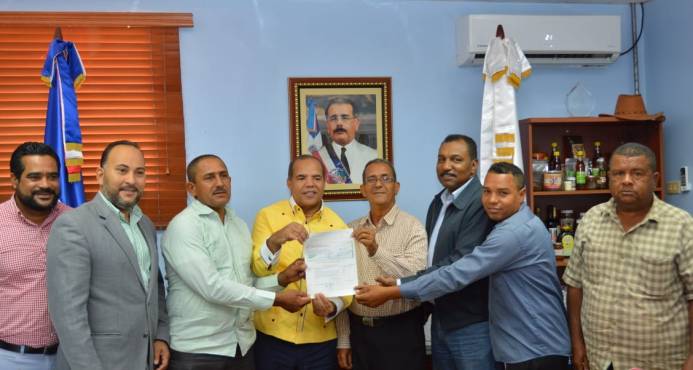 FEDA entrega fondos a productores de arroz de María Trinidad Sánchez imagen