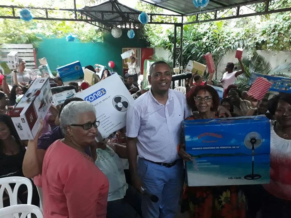 Fundación entrega regalos a madres de San Cristóbal imagen
