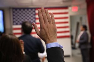 Gobernaor anuncia tercera fase de ayuda a obtener ciudadanía