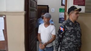 Imponen coerción a un acusado de maltratar a su padre de 99 años