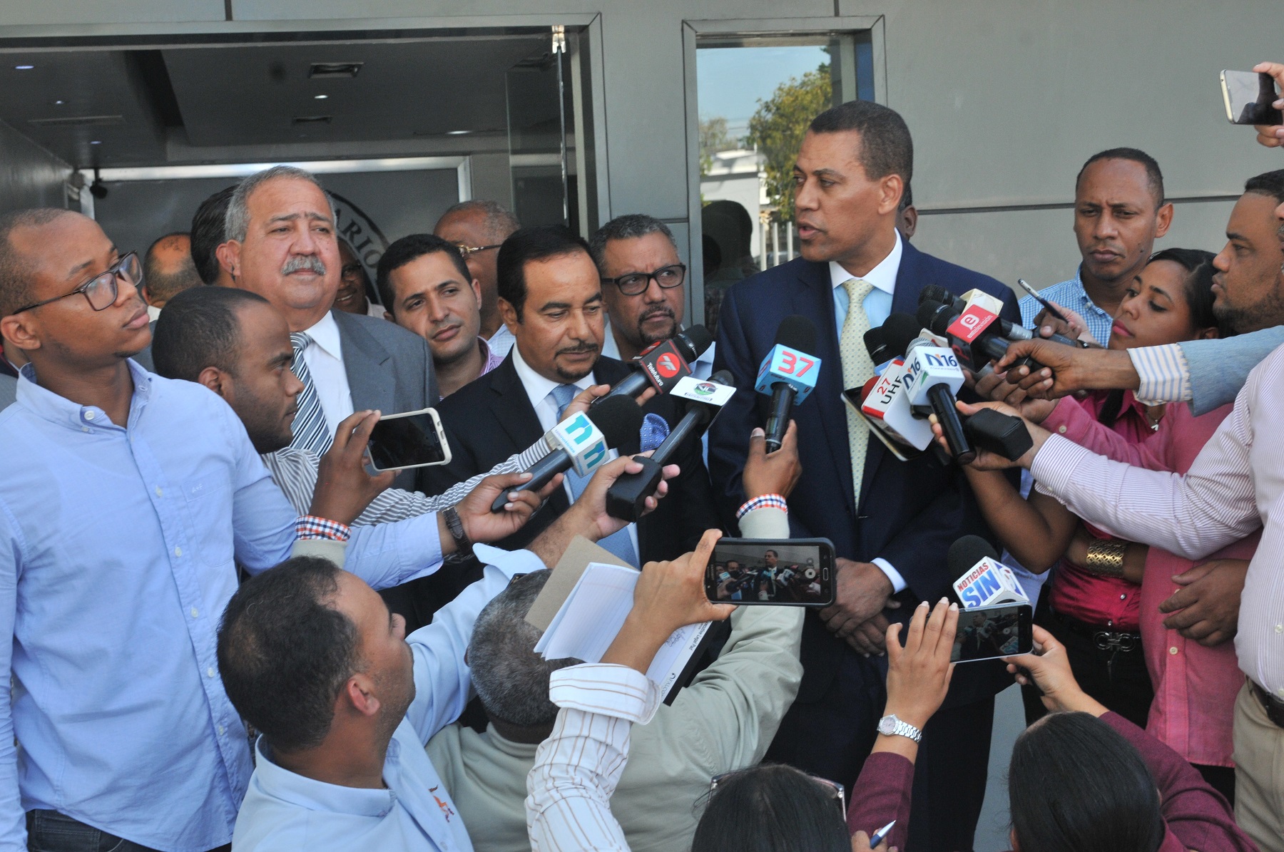 Dirigentes del PRD acusan a Vargas de distribuir dinero entre «botellas» imagen