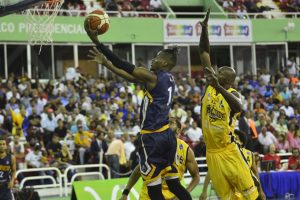 Mauricio Báez vence Rafael Barias en inicio final basket del DN Mauricio Báez vence Rafael Barias en inicio final basket del DN