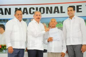 Medina entrega 507 títulos solares y asentamientos en El Seibo