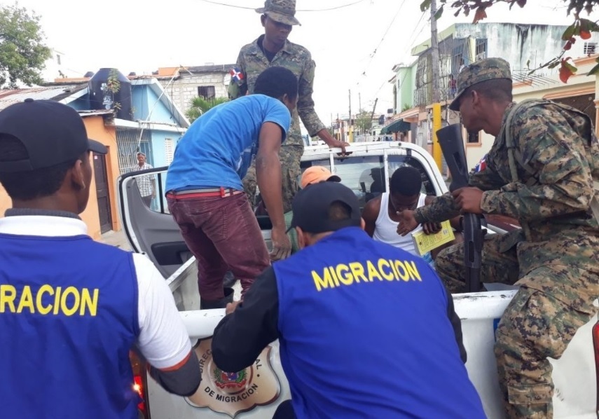 Migración detiene a más de 13 mil ilegales, en su mayoría haitianos imagen
