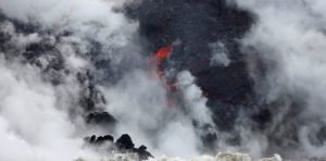 HAWÁI: Una nube tóxica se eleva mientras la lava llega al océano