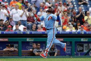 Carlos Santana y Manny Machado conectan jonrones Carlos Santana y Manny Machado conectan jonrones