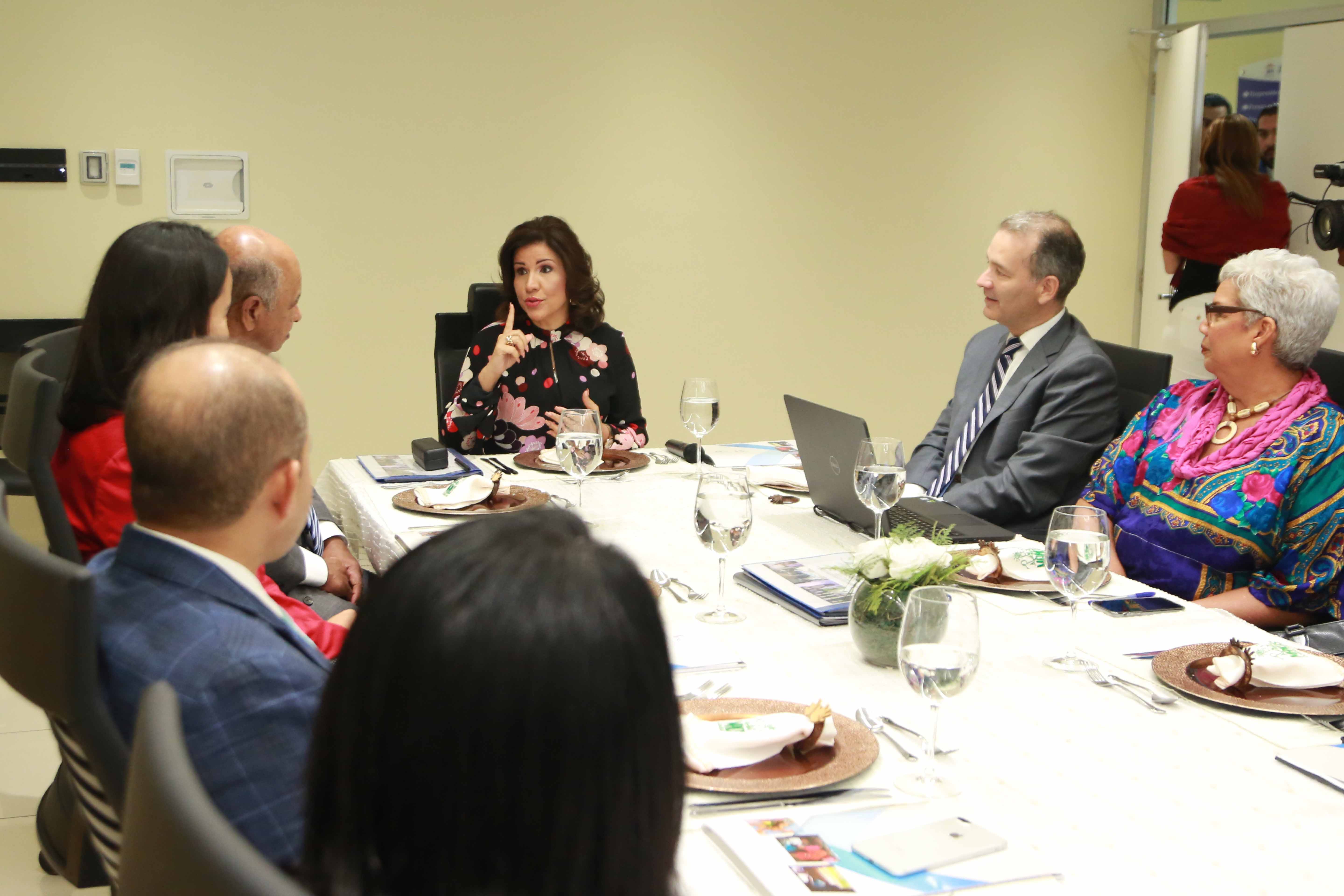 Vicepresidenta entrega medalla “Bien por Ti” a médico destacado imagen