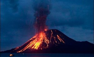 EEUU: El volcán de Hawái vuelve a registrar una erupción explosiva EEUU: El volcán de Hawái vuelve a registrar una erupción explosiva
