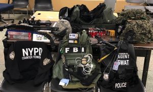 Policía y FBI ocupan armas y pertrechos militares en vivienda