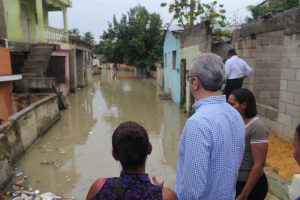 Abinader insta a eliminar “fábricas de enfermedades” en barrios pobres