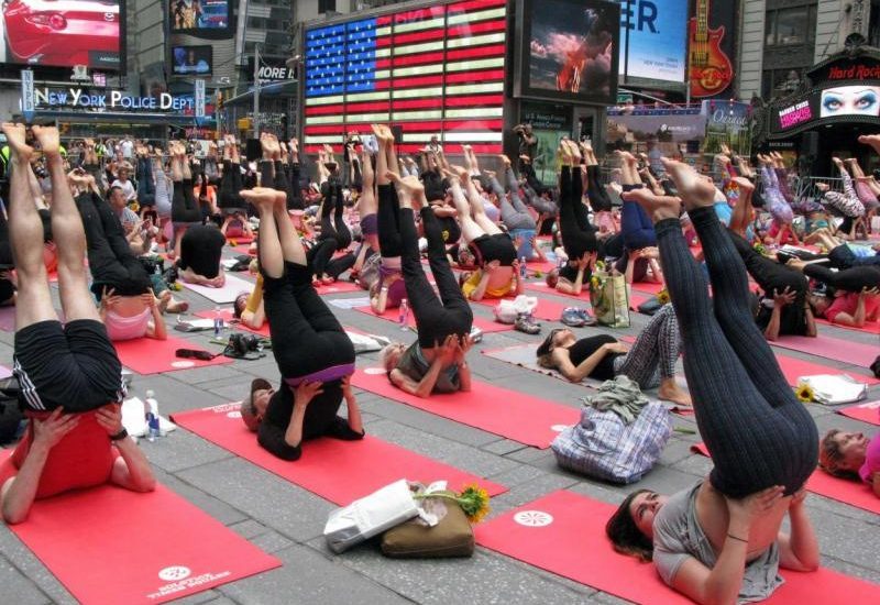 Miles de personas celebran en Times Square el Día Internacional del Yoga imagen