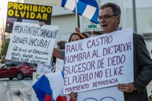 MIAMI: Exilio cubano recoge firmas para juzgar Raúl Castro