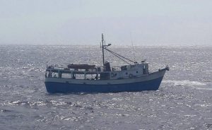 COLOMBIA: Armada inmoviliza un barco con 49 pescadores de la RD COLOMBIA: Armada inmoviliza un barco con 49 pescadores de la RD