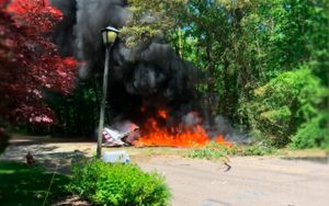 Al menos un muerto al estrellarse avión en zona Long Island
