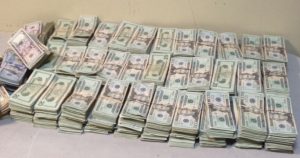 SANTIAGO: Aduanas incauta 414 mil dólares a una mujer en el Aeropuerto del Cibao