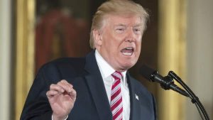 Trump carga contra restaurante se negó a servir portavoz Casa Blanca