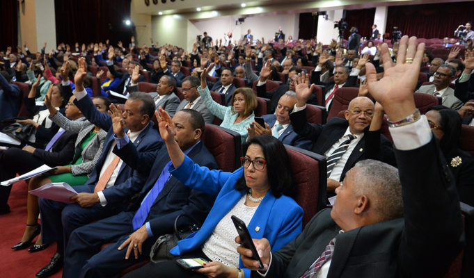 Diputados aprueban proyecto regula elecciones internas Colegio Abogados imagen