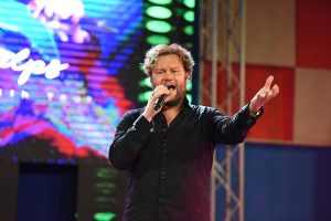 Cantante David Phelps se presenta con éxito en SD