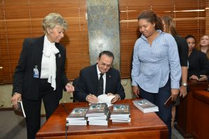 Presenta la obra “El Juez que Merece la República” Presenta la obra “El Juez que Merece la República”