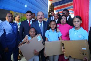 Medina entrega un nuevo liceo para 875 estudiantes en SD Este