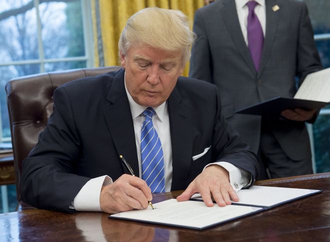 Asediado, Trump firma decreto para dejar de separar familias migrantes imagen