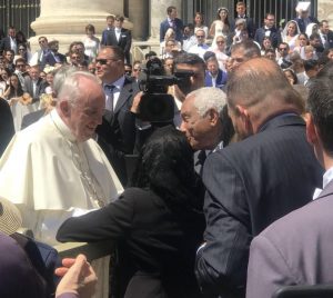 VATICANO: Rafael Solano y esposa intercambian saludos con el Papa VATICANO: Rafael Solano y esposa intercambian saludos con el Papa