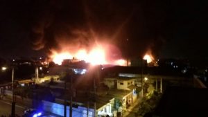 Incendio devora Fábrica de Muebles La Nacional en carretera Mendoza