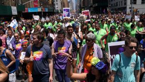 Gays y lesbianas realizan multitudinario desfile en NY