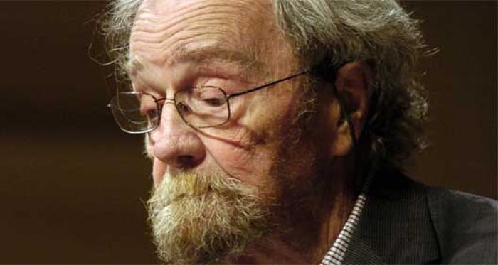 Muere poeta estadounidense Donald Hall a los 89 años imagen