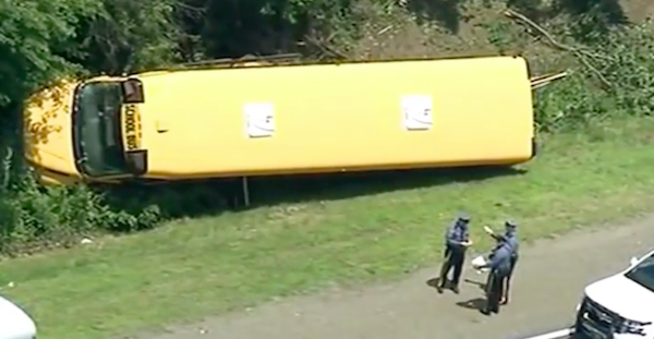 NUEVA JERSEY: Dieciséis heridos leves al volcarse un autobús imagen