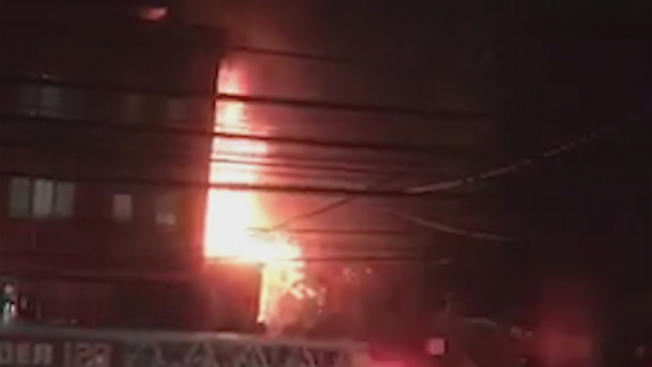 Incendio arrasa con vivienda y deja 11 heridos imagen