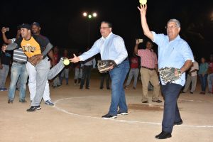 Presidente Mejía Arcalá lanza primera bola torneo softbol
