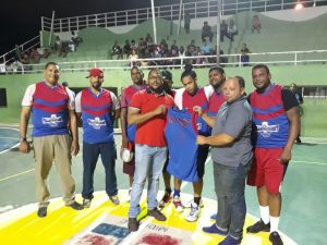 SDO: Carlos Trinidad entrega uniformes a equipo de Bayona