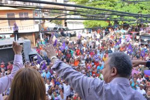 El expresidente Leonel Fernández recorre barrios del Distrito Nacional