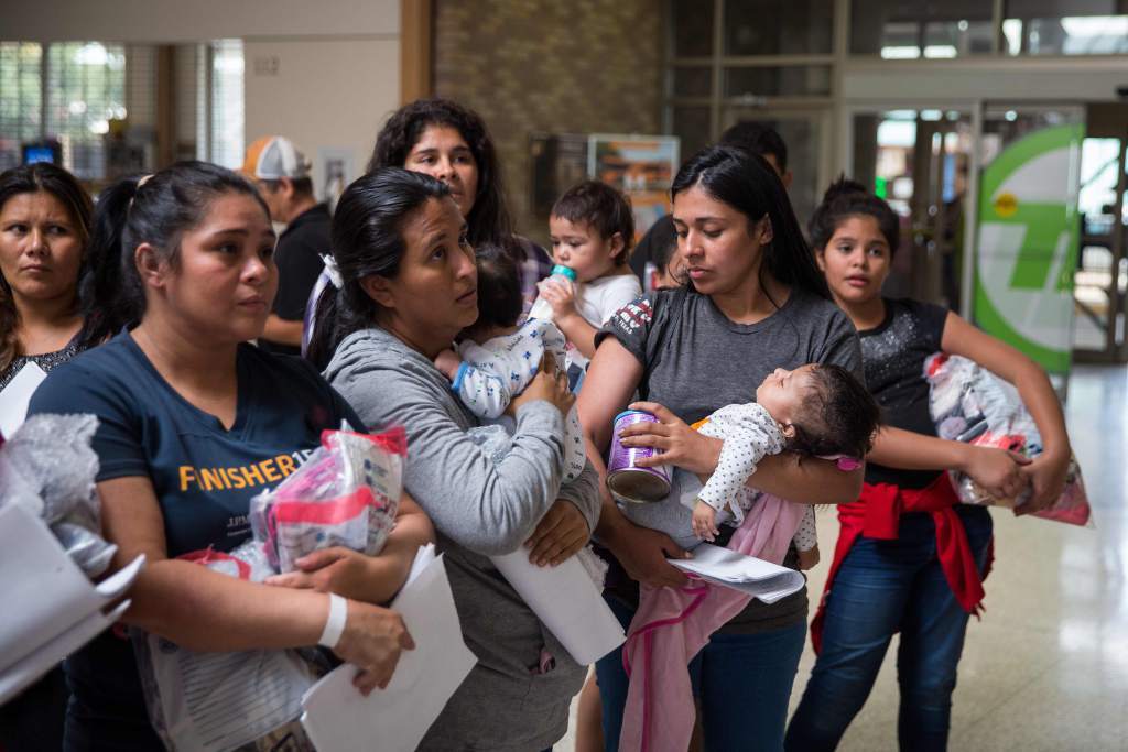 OEA aprueba resolución condena separación de familias en los EEUU imagen