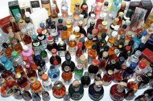 AZUA: Desmantelan puntos de falsificación de bebidas alcohólicas