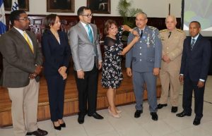 Gobierno entrega Medalla al Mérito a servidores públicos