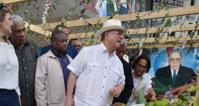 Ex presidente Hipólito Mejía visita en Baní la Feria de Mango 2018 imagen