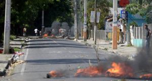 SANTIAGO: Huelga deja tres personas heridas, entre ellas un policía