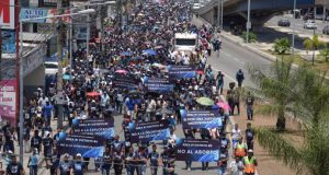 Evangélicos R. Dom. marchan contra  corrupción, feminicidios y el aborto