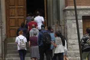 Cientos dan último adiós a joven asesinaron pandilleros