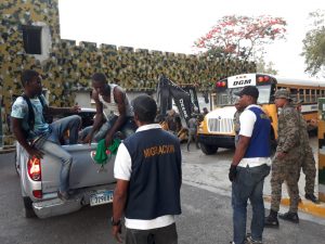 Cientos de extranjeros fueron detenidos por la DGM durante operativo en Bahoruco