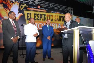 SDN: Alcalde René Polanco recibe reconocimientos de pastores y maestros