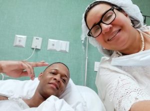 Artista urbano Secreto operado cuerdas vocales