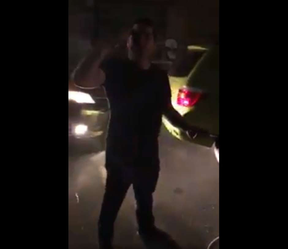 Agente inmobiliario desata furia con insultos racistas a hispanos imagen