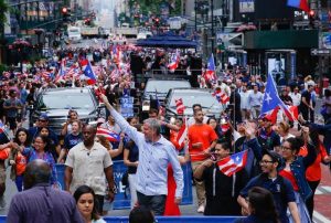 Puertorriqueños recuerdan en desfile que siguen luchando por recuperarse
