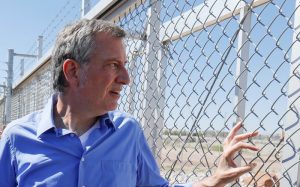 Acusan a alcalde de Nueva York de cruzar frontera ilegalmente