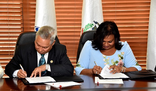 Firman acuerdo para dotar comunidades de energías renovables imagen