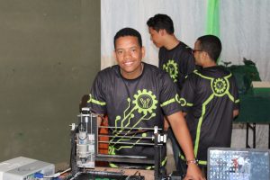 Joven RD inventa máquina con tecnología de Control Numérico